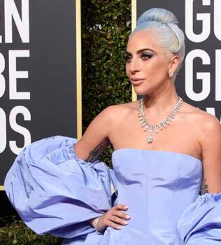 Atriz e cantora Lady Gaga veste vestido azul com um toque de lavanda, by Valentino, no Golden Globe 2019