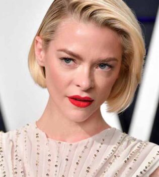 Jaime King usa batom vermelho no Oscar 2019