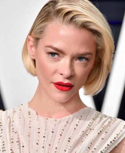 Jaime King usa batom vermelho no Oscar 2019