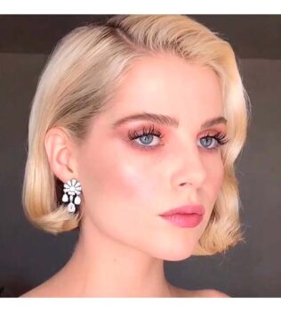 Lucy Boynton com maquiagem rosada no Oscar 2019