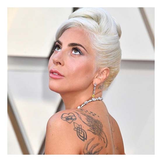 Lady Gaga usa coque banana e sombra prata no Oscar 2019