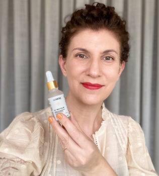 Maria Cecília Prado segura sérum HA+ Multi Filler Lumière