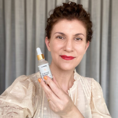 Maria Cecília Prado segura sérum HA+ Multi Filler Lumière