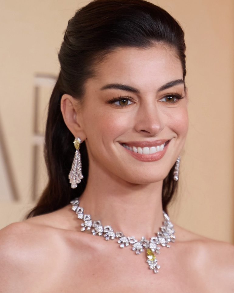 Oscars 2026 maquiagens Anne Hathaway